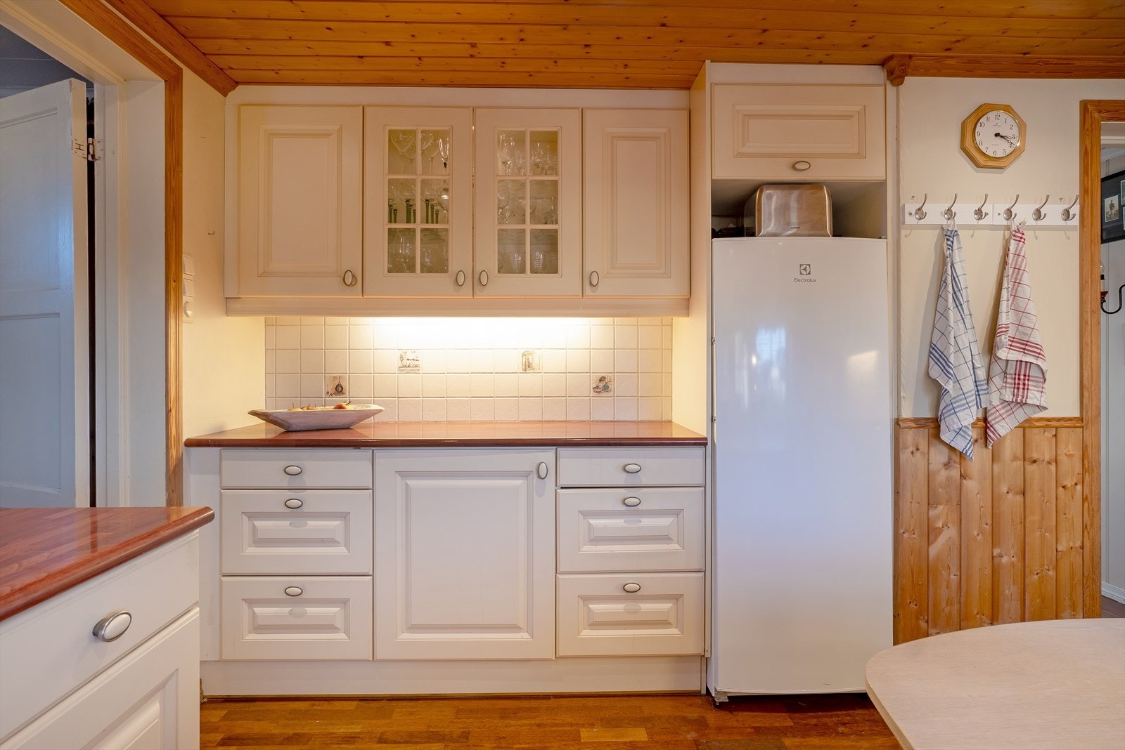 Kjøkkenet har romslige arbeidsflater og plass til spisebord. Galleribilde