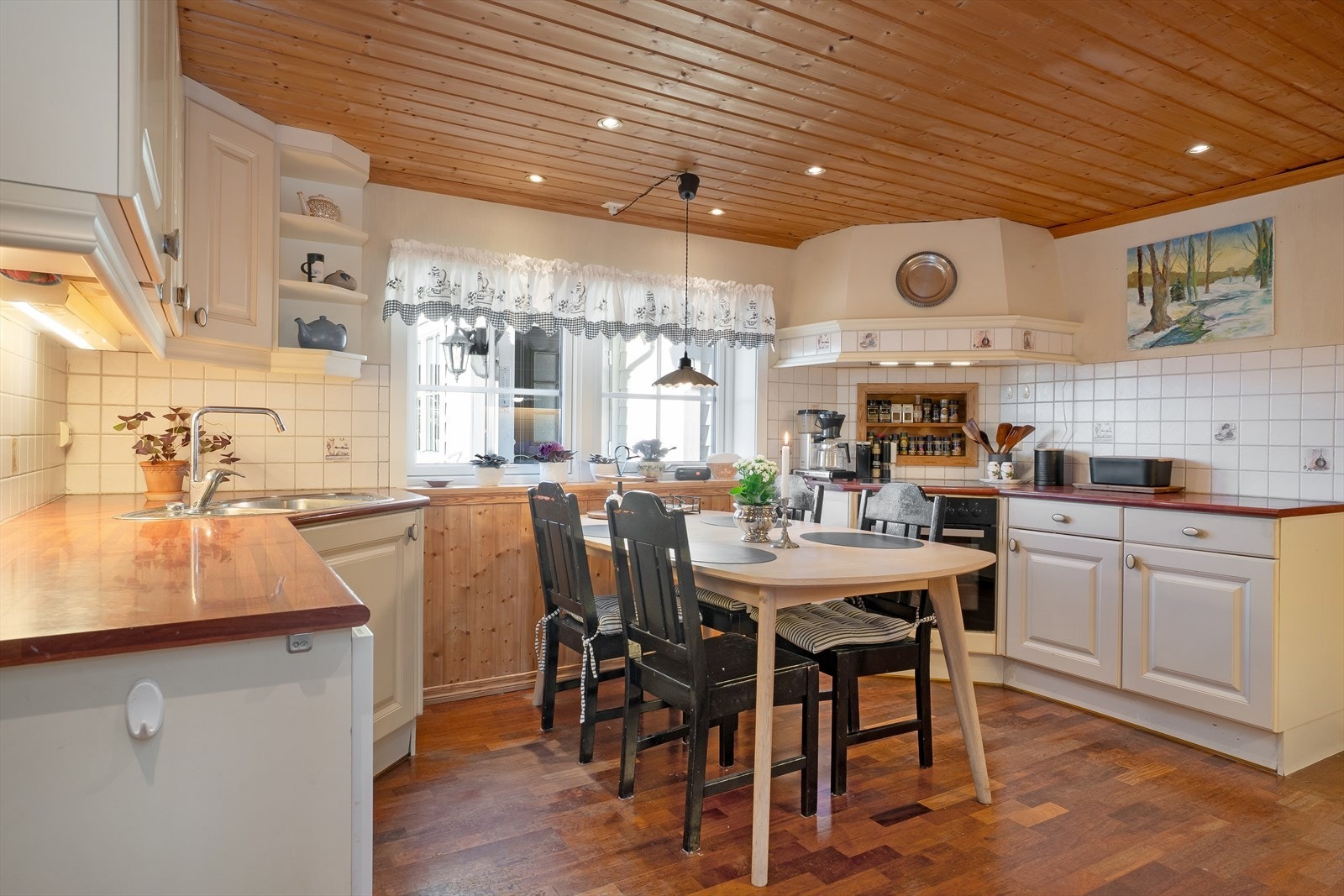 Her finnes integrert platetopp, stekeovn og oppvaskmaskin, samt frittstående kjøleskap. Galleribilde