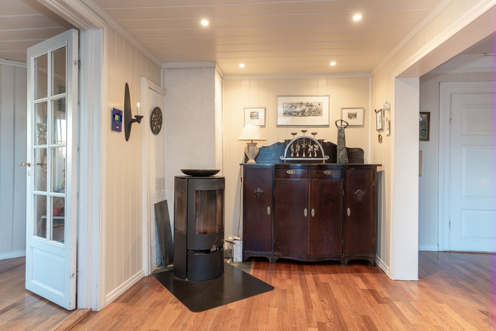 En koselig peis bidrar med god varme, og i tillegg er det installert varmepumpe fra 2021. Galleribilde