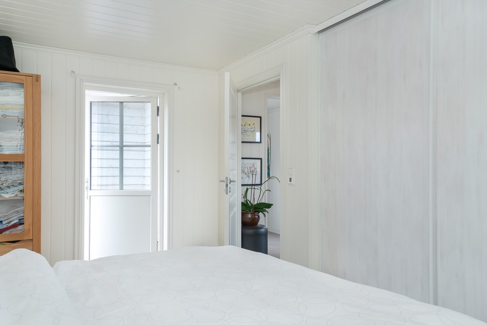 Soverommet som ligger i 1.etasje har inngang fra hall og dør ut til platting. Galleribilde