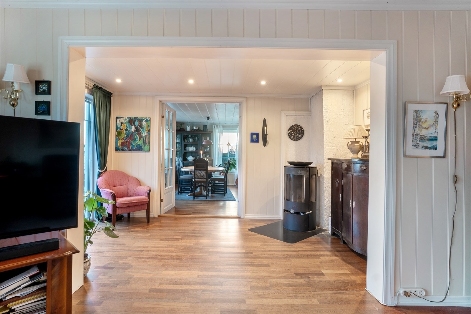 Stuen har også doble glassdører som fører videre inn til spisestuen. Galleribilde