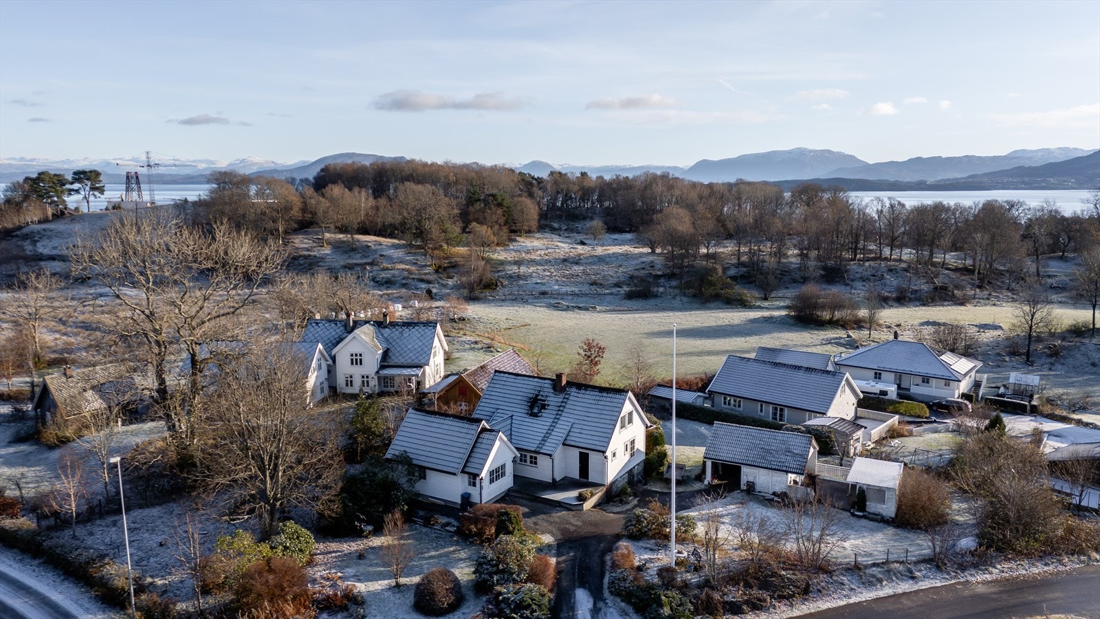 Tomten er pent opparbeidet og har både et eldre drivhus, en garasje og en overbygd plass som nyttes som en koselig uteplass Galleribilde