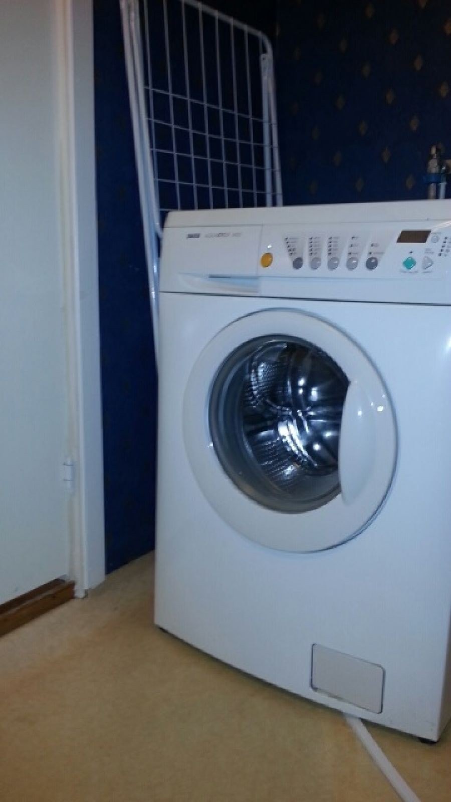 Vaskemaskin på badet Galleribilde