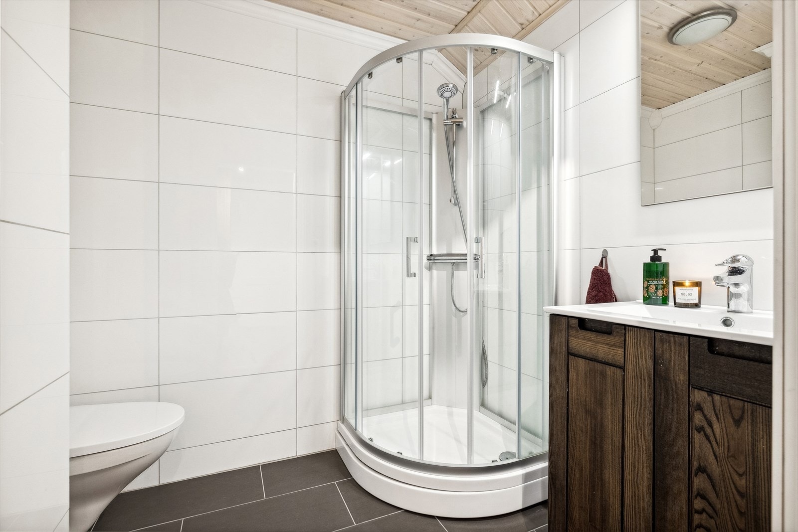 Flislagt bad også i 2. etg., innredet med servantinnredning, dusjkabinett og vegghengt wc. Galleribilde