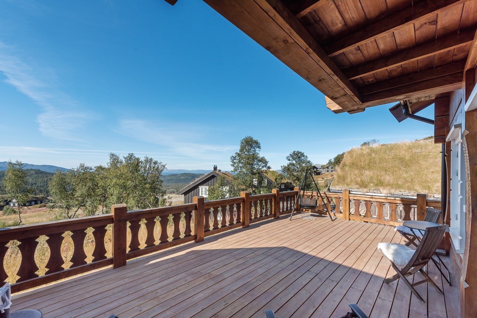 Rundt hytta er det en større terrasse. Her har du en fin, solrik beliggenhet og nydelig, vidstrakt utsikt, dette et ideelt sted for både ro og aktivitet. Galleribilde