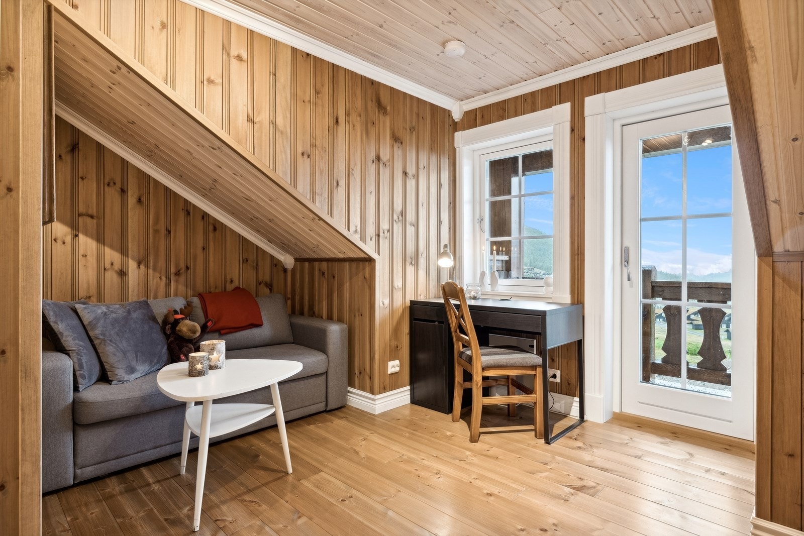 I stue nede har du utgang til terrasse, og i hyttas 2. etg. har du utgang til balkong. Galleribilde