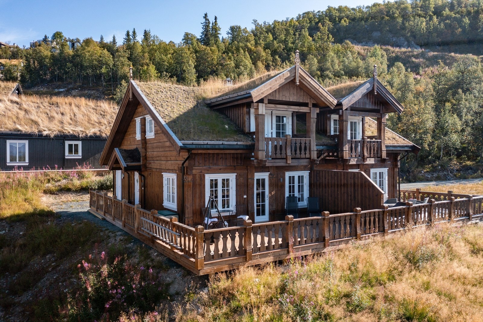 Hytta ligger idyllisk til med ski inn- og ut-muligheter, perfekt for fjell og skientusiaster. Galleribilde