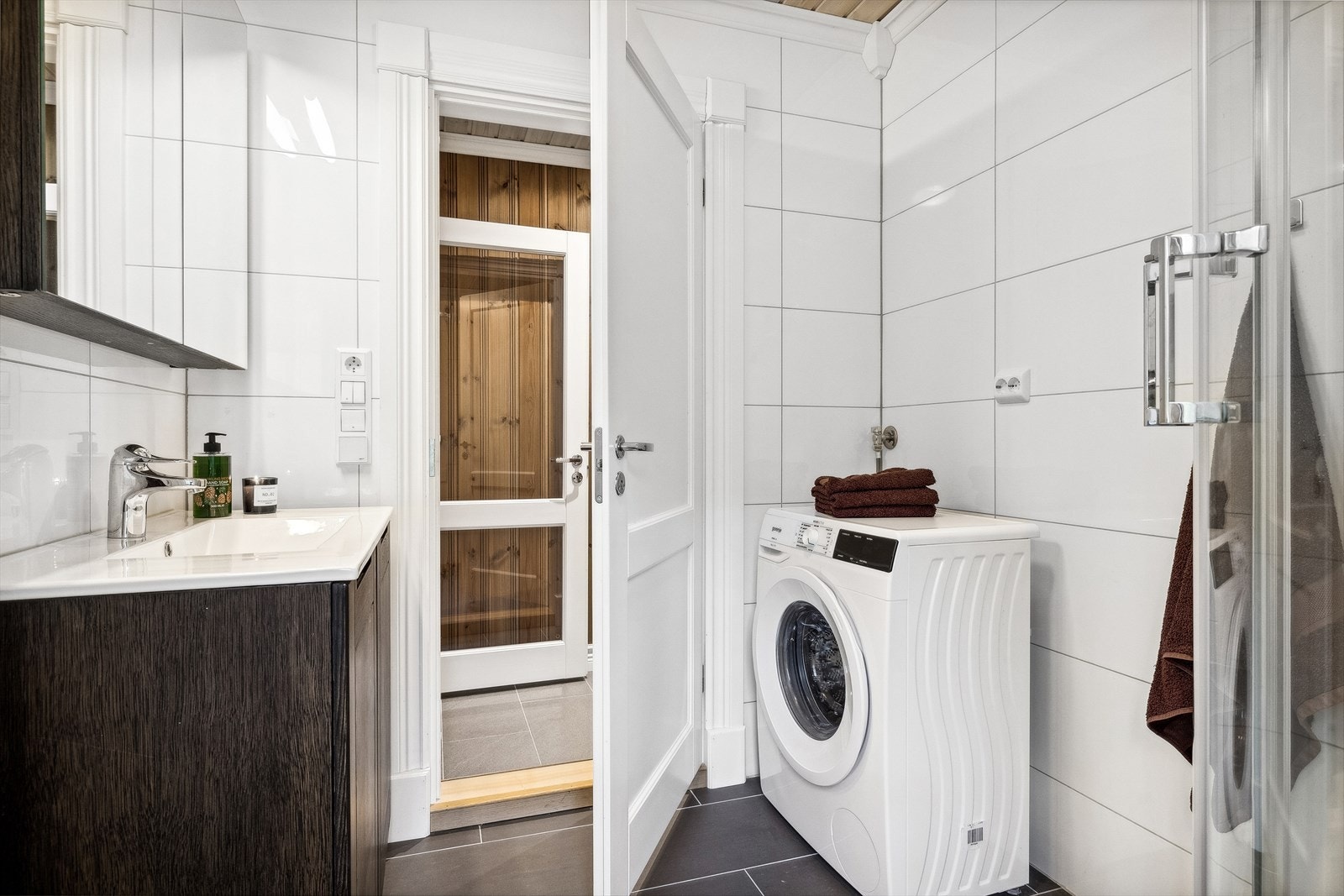 Badet har opplegg for vaskemaskin, og plass til tørketrommel. Galleribilde