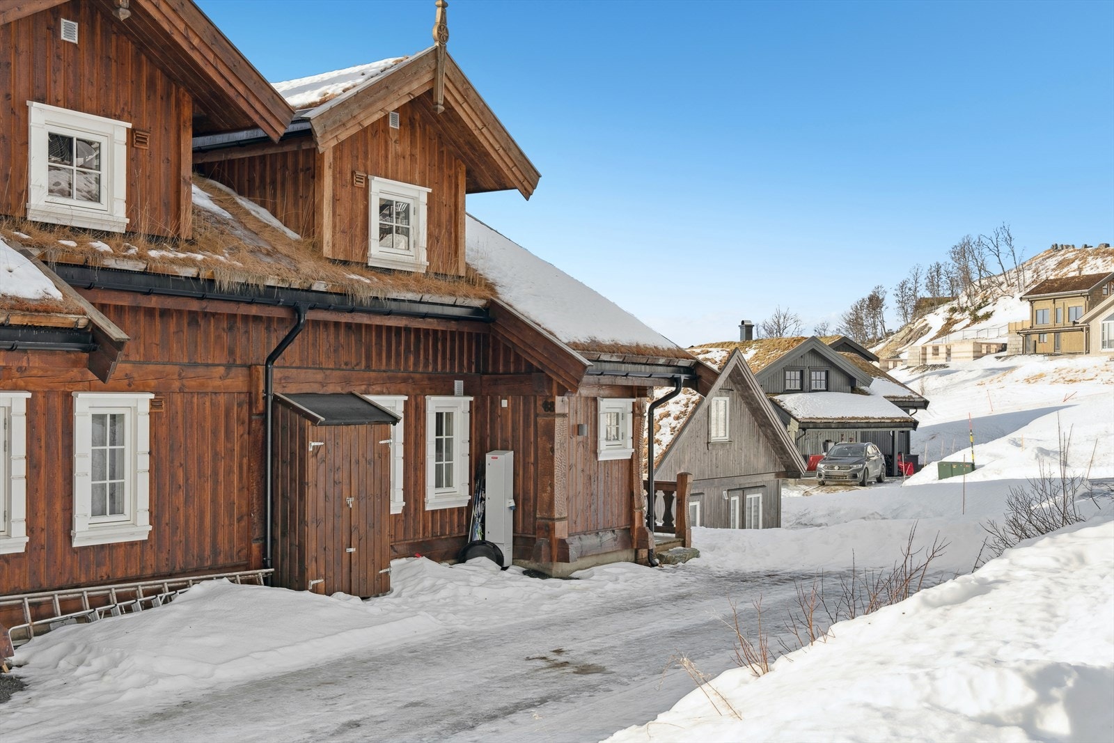 Praktisk parkering rett utenfor inngangen. Det er godt med parkeringsplass rett utenfor inngangspartiet. Gårdsplassen brøytes i forkant av din ankomst, så lenge du har meldt fra via appen. Galleribilde