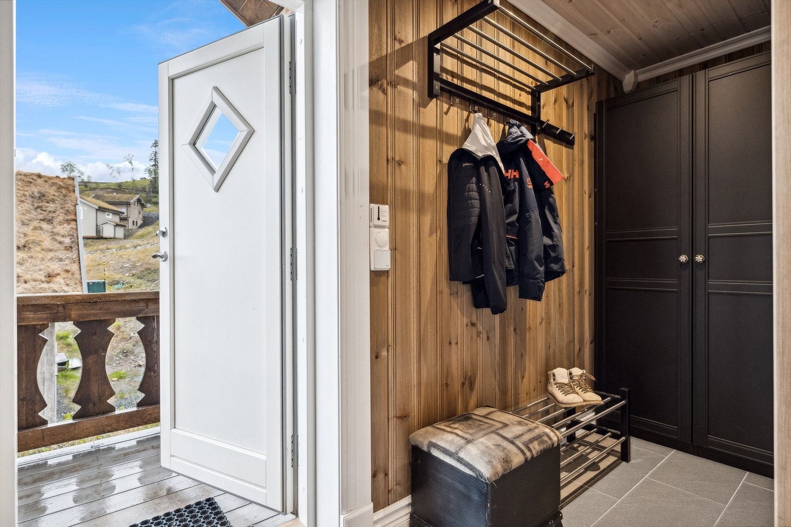 Velkommen inn! Entréen kommer med flislagt gulv med varmekabler. Her er det rikelig med plass til både sommer- og vintertøy. Galleribilde