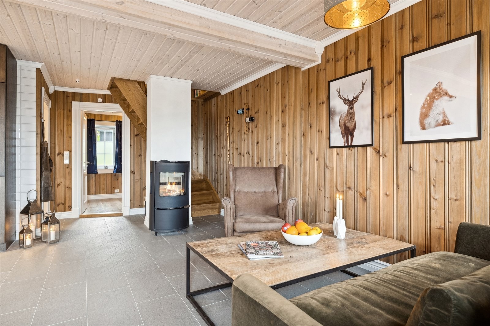 Stua har i tillegg til gulv-varmen, montert et lekkert ildsted, som gir ekstra varme og kos på kalde dager. Galleribilde