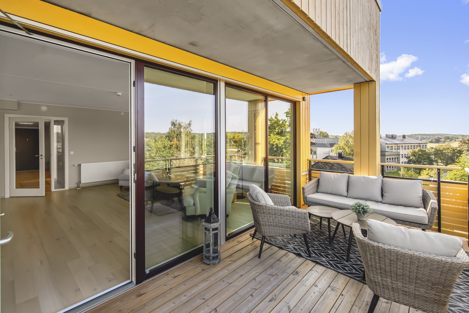 En nydelig uteplass i sommerhalvåret - det er lite innsyn til den flotte balkongen Galleribilde