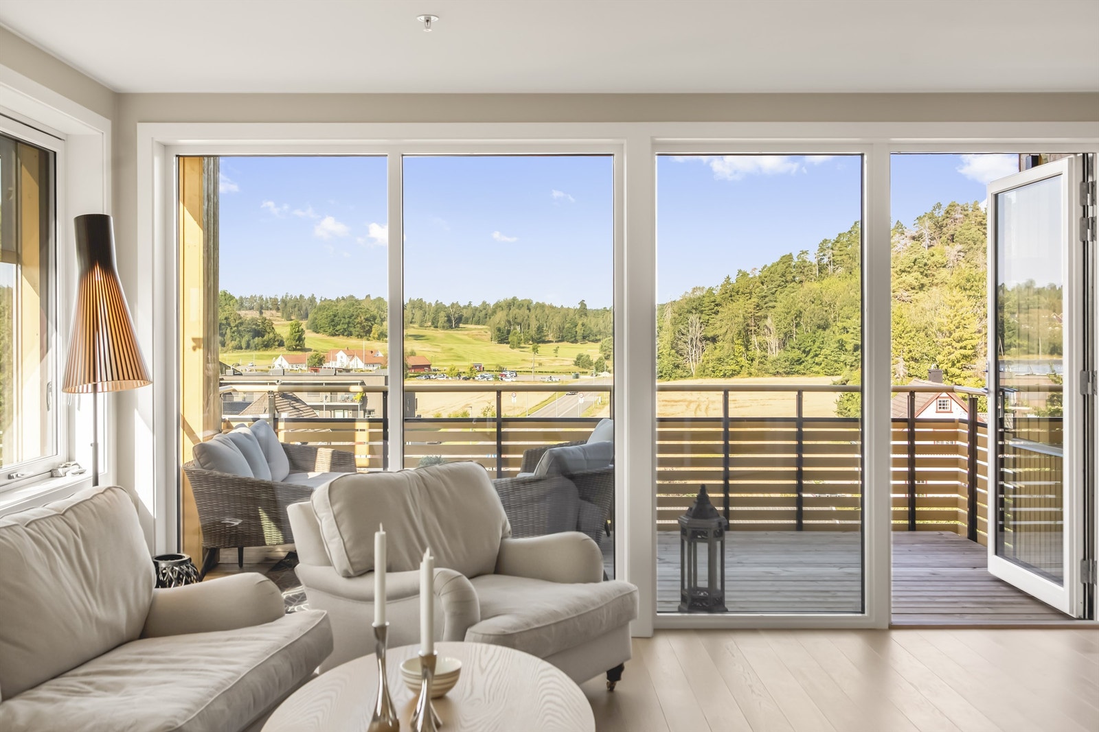 Velkommen inn - en ubebodd og lekker leilighet i 4. etasje på 89 kvm med 12 kvm overbygget balkong - med heis, p-kjeller og en svært god planløsning. Fotograf: Maciej Krzysztof Krawczyk ved Fotograf Magik Galleribilde