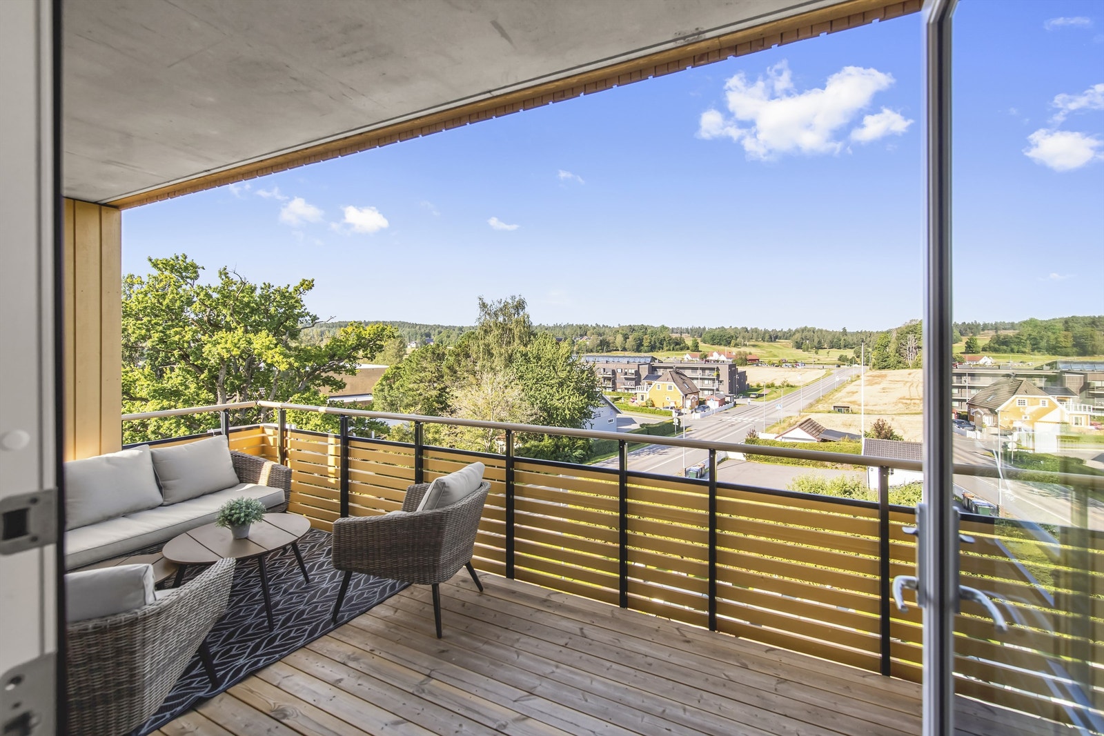 Fra den vestvendte balkongen har man en flott utsikt til golfbanen - for golfentusiasten er det en liten rusletur bort til Nøtterøy Golfklubb Galleribilde