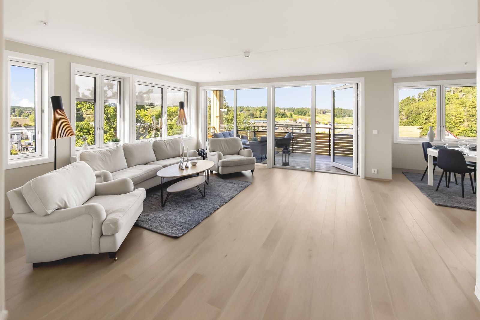 Stuen oppleves lys og luftig med vinduer i to retninger, mot syd er det screens på en del av vinduene Galleribilde