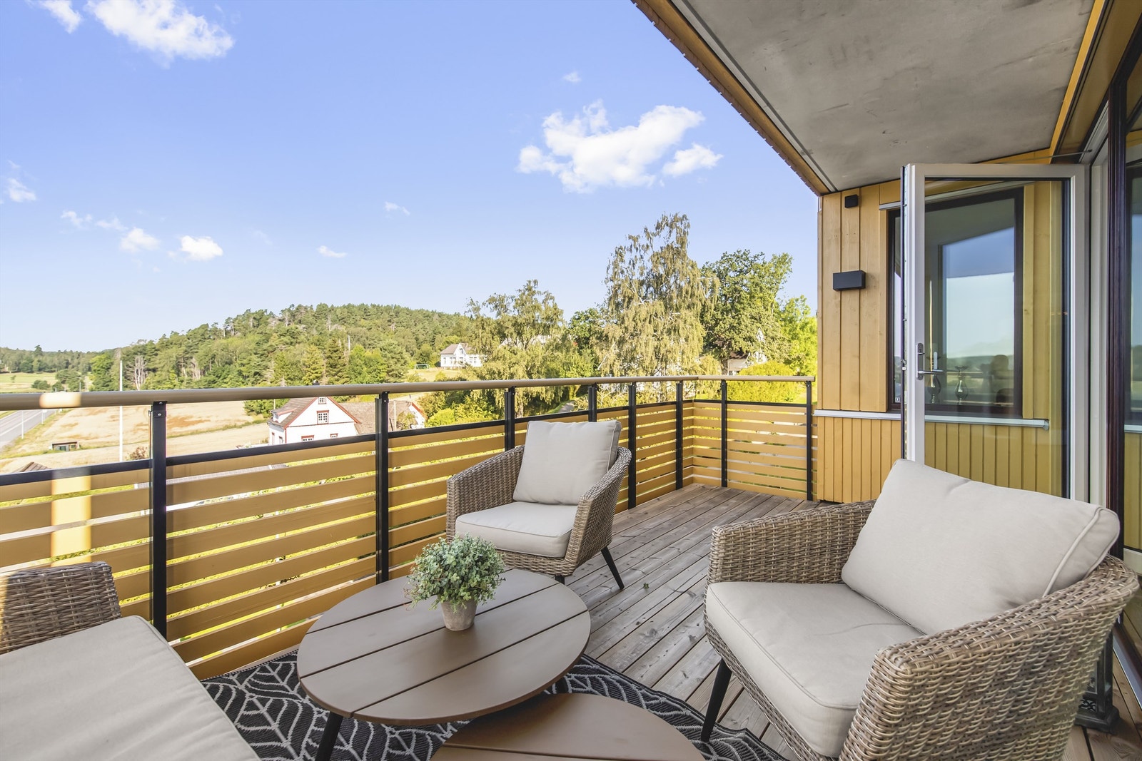 Vestvendt og solrik uteplass Galleribilde