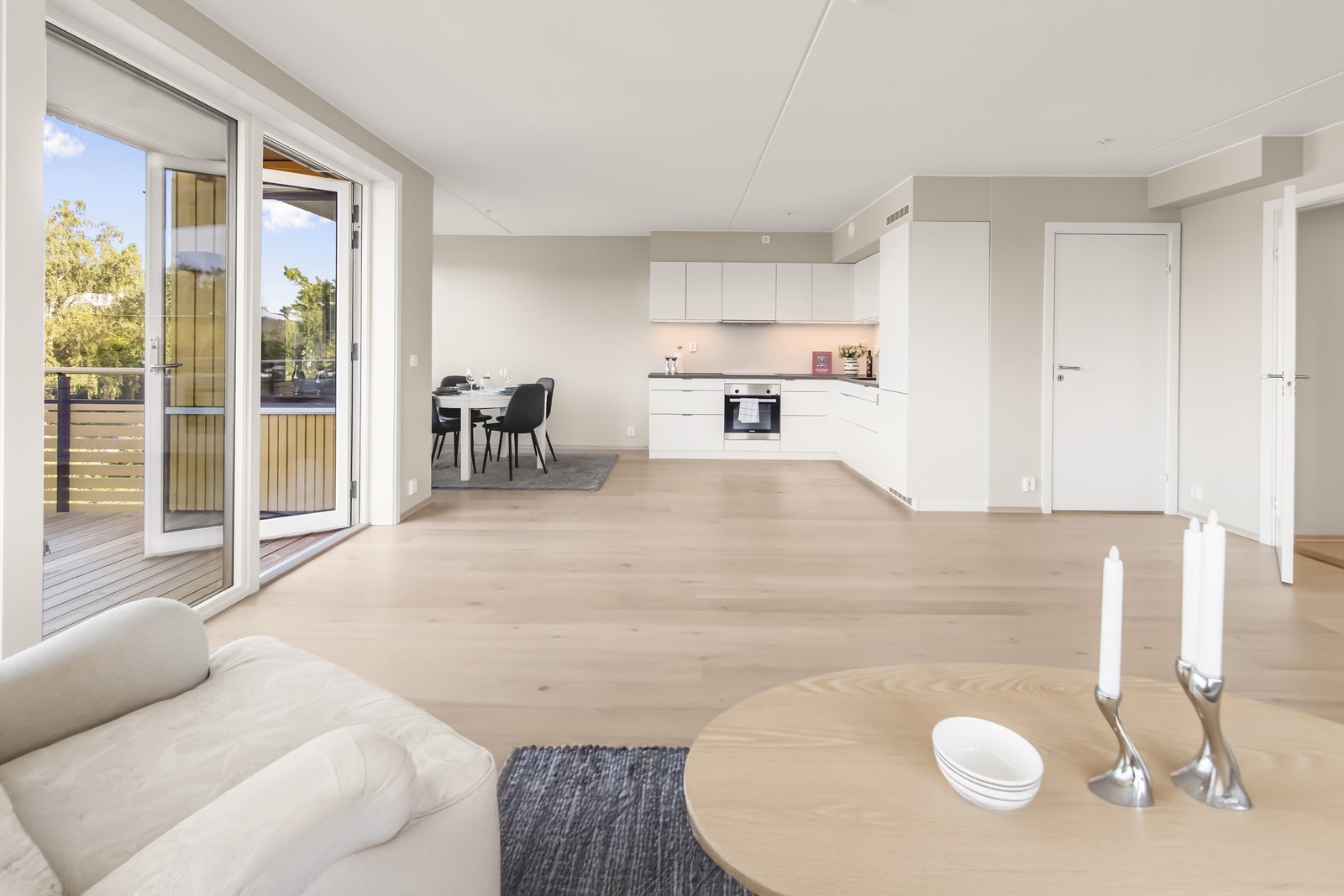 Utgang til balkong fra stue/kjøkkendel Galleribilde