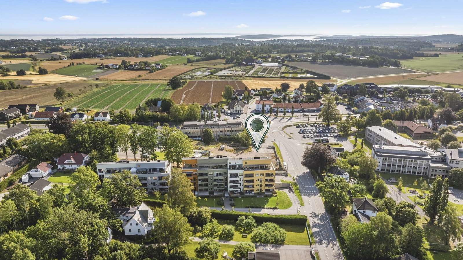 Borgheimtunet ligger sentralt på Borgheim - her er det bla. matvarebutikk, bakeri og golfbane samt ungdomsskole, videregående skole Galleribilde