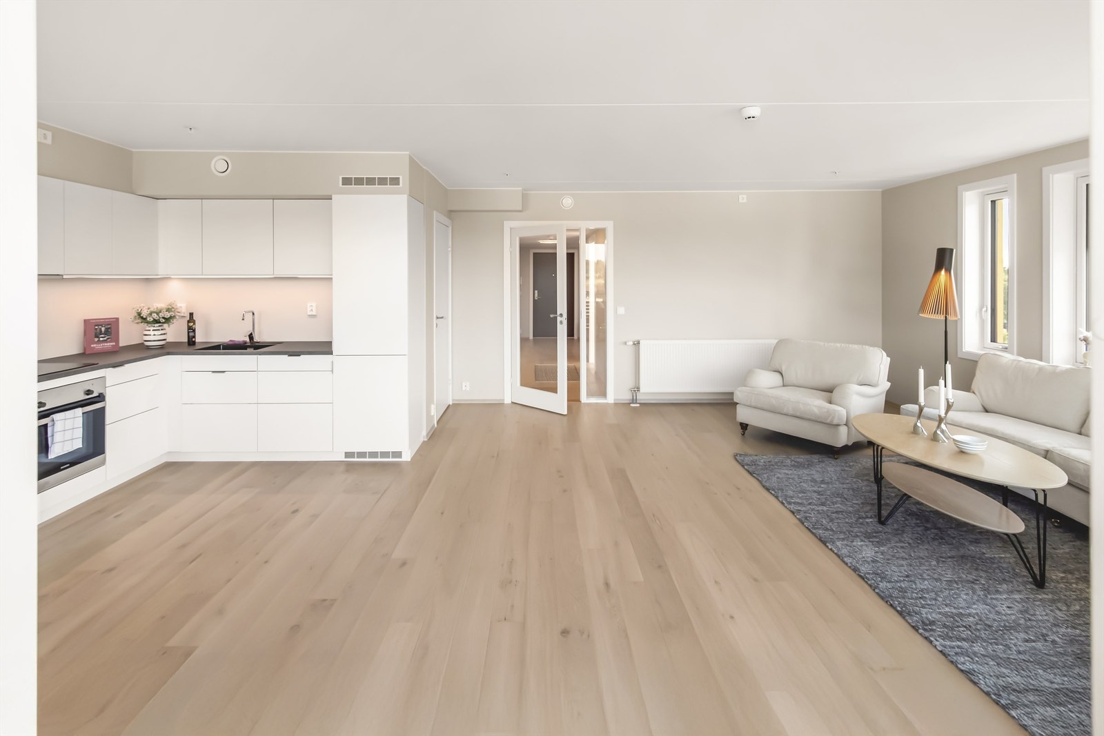 Romslig stue og kjøkkendel Galleribilde