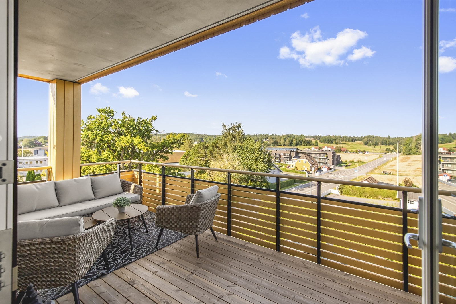 En nydelig uteplass i sommerhalvåret - det er lite innsyn til den flotte balkongen. Fotograf: Maciej Krzysztof Krawczyk ved Fotograf Magik Galleribilde
