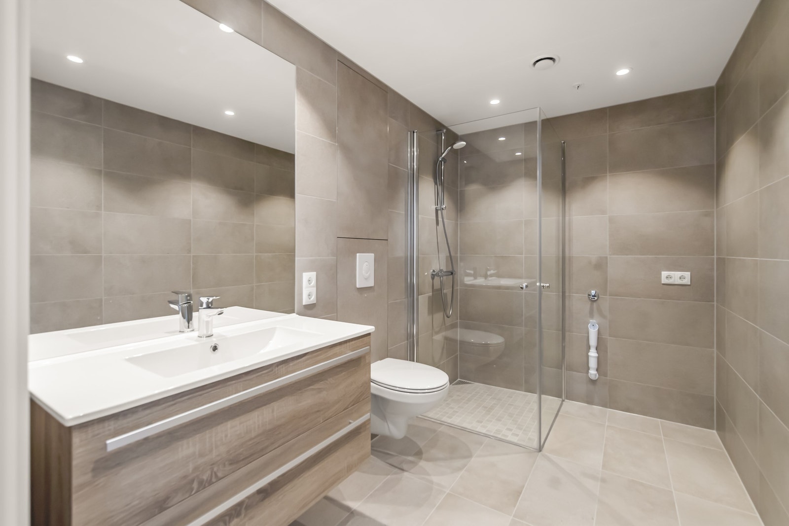 Delikat bad med opplegg for vaskemaskin Galleribilde