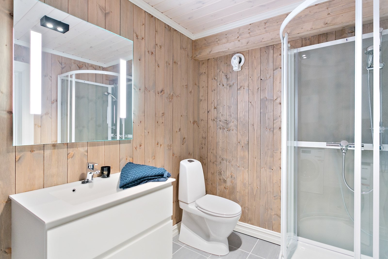 Badet har dusjkabinett, wc og servant med underskap. Opplegg for vaskemaskin og tørketrommel Galleribilde