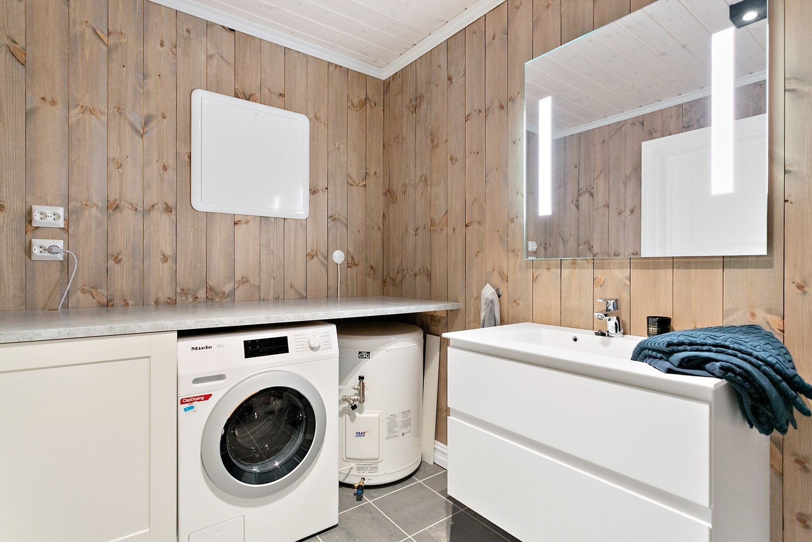 Opplegg for vaskemaskin på badet Galleribilde