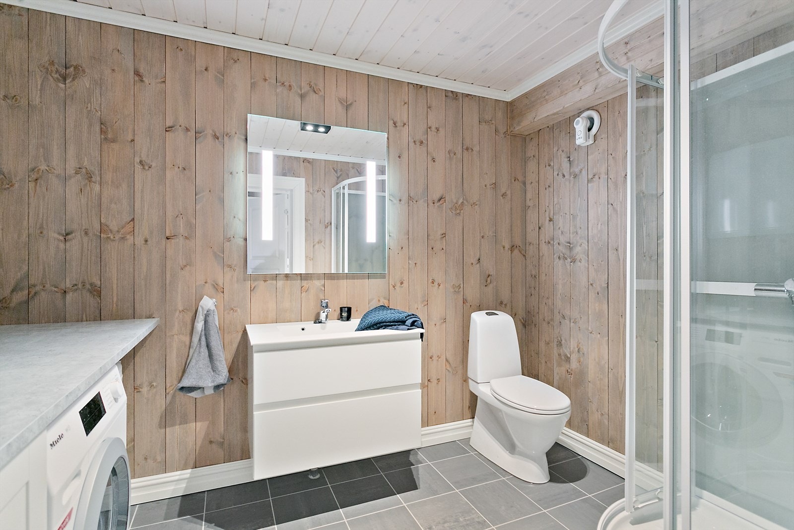 Pent bad med flislagt gulv og gulvvarme Galleribilde