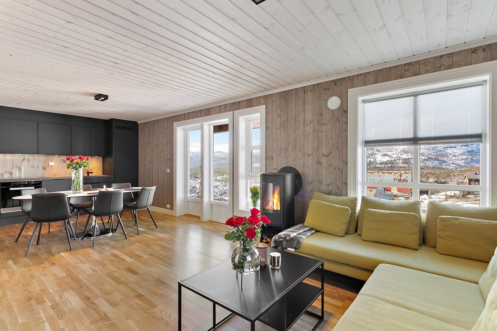 Åpen løsning på stue og kjøkken Galleribilde