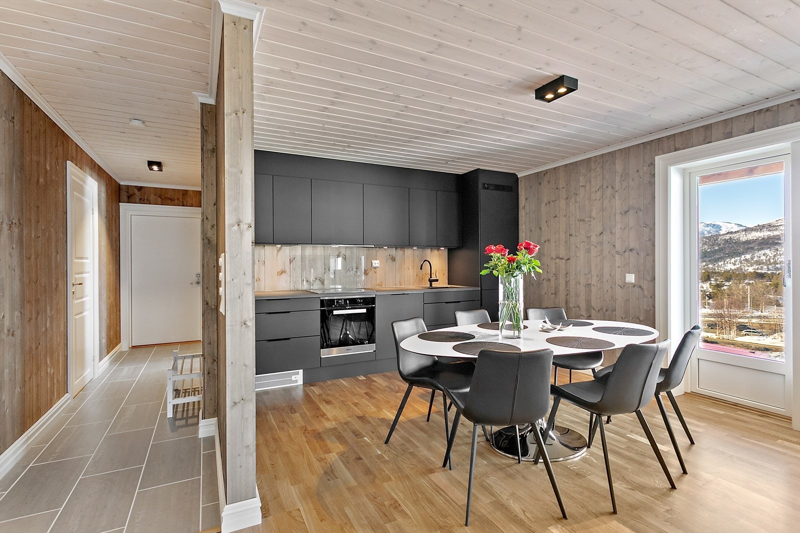 Fra stue mot gang og kjøkken Galleribilde