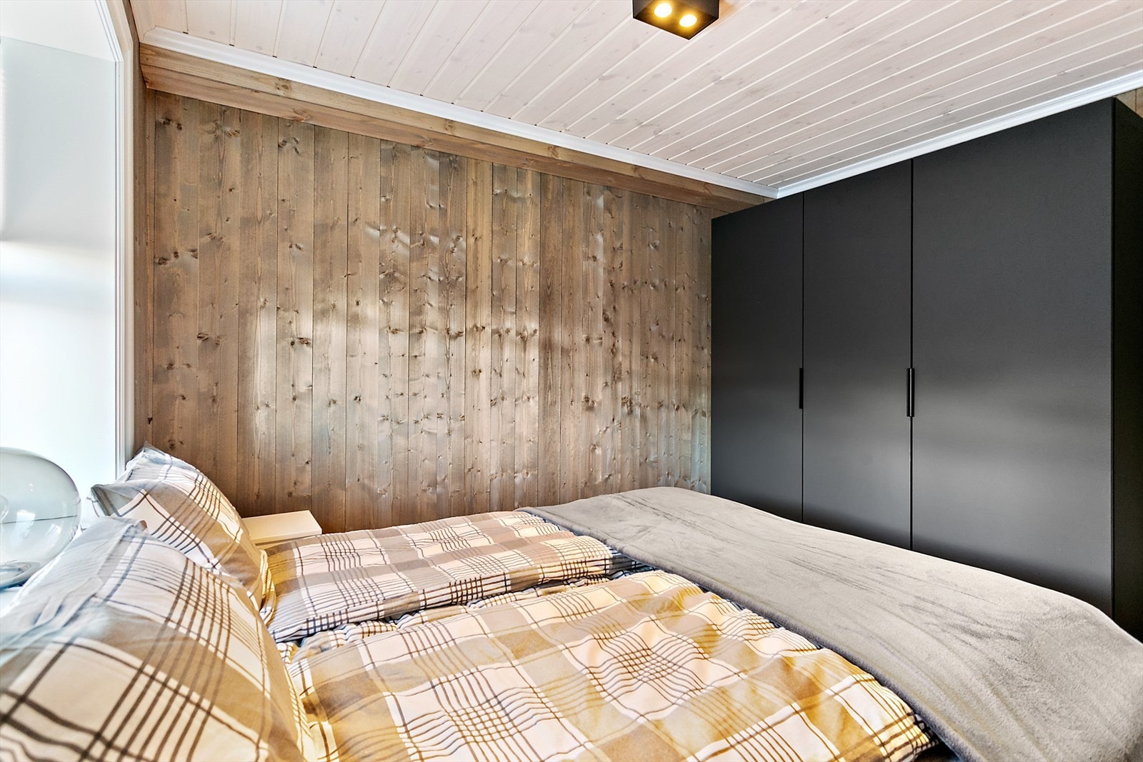 Stort garderobeskap på soverommet Galleribilde