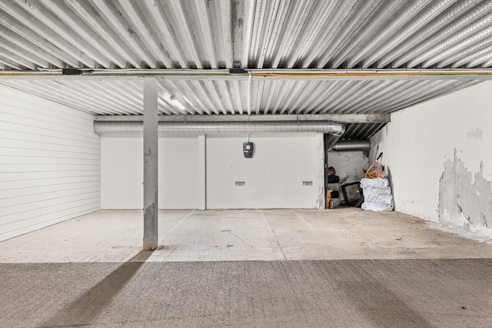 Det medfølger en egen garasjeplass i kjelleren. Galleribilde