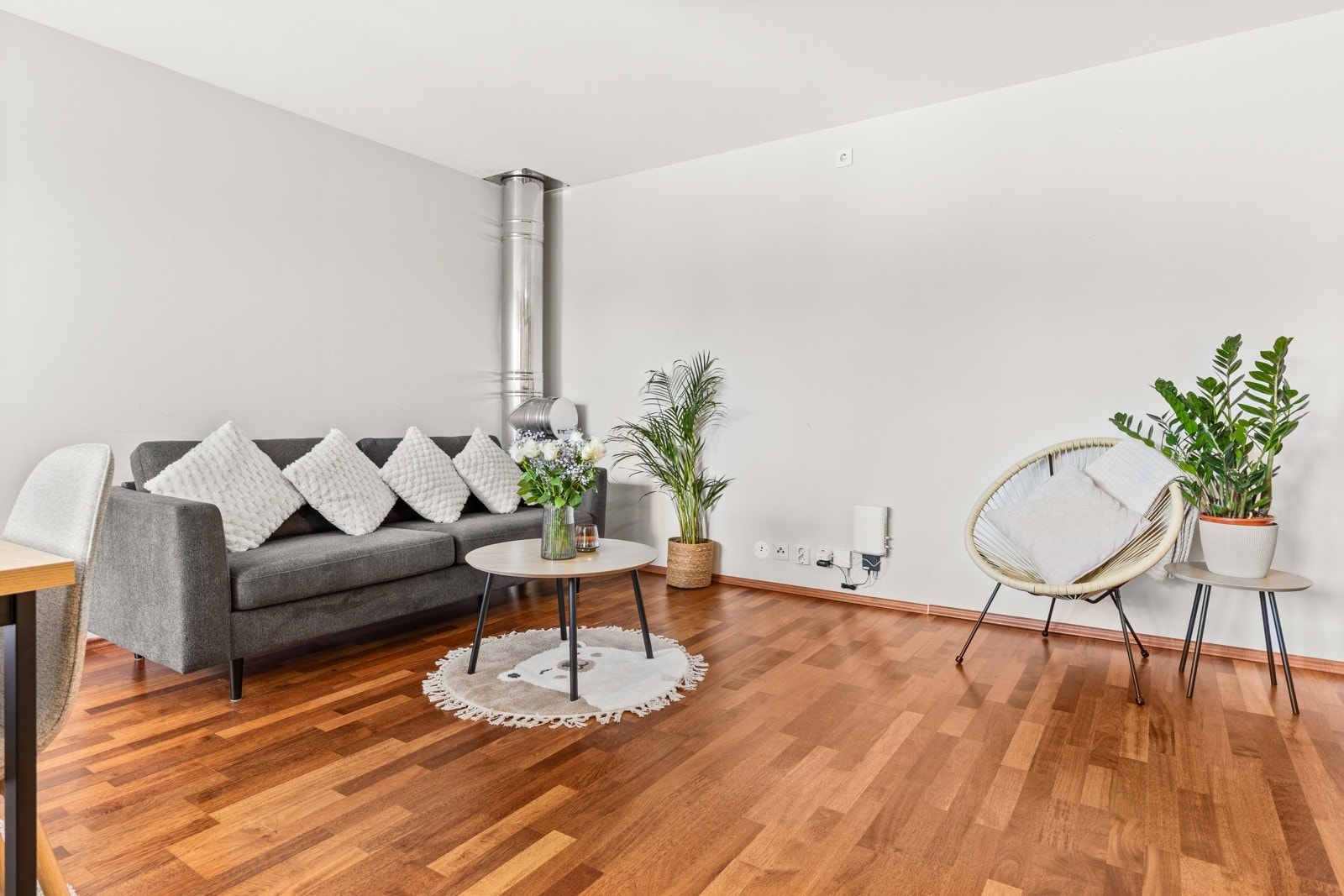 I stuen er det plass til en liten sofagruppe med stuebord og tv-benk. Galleribilde