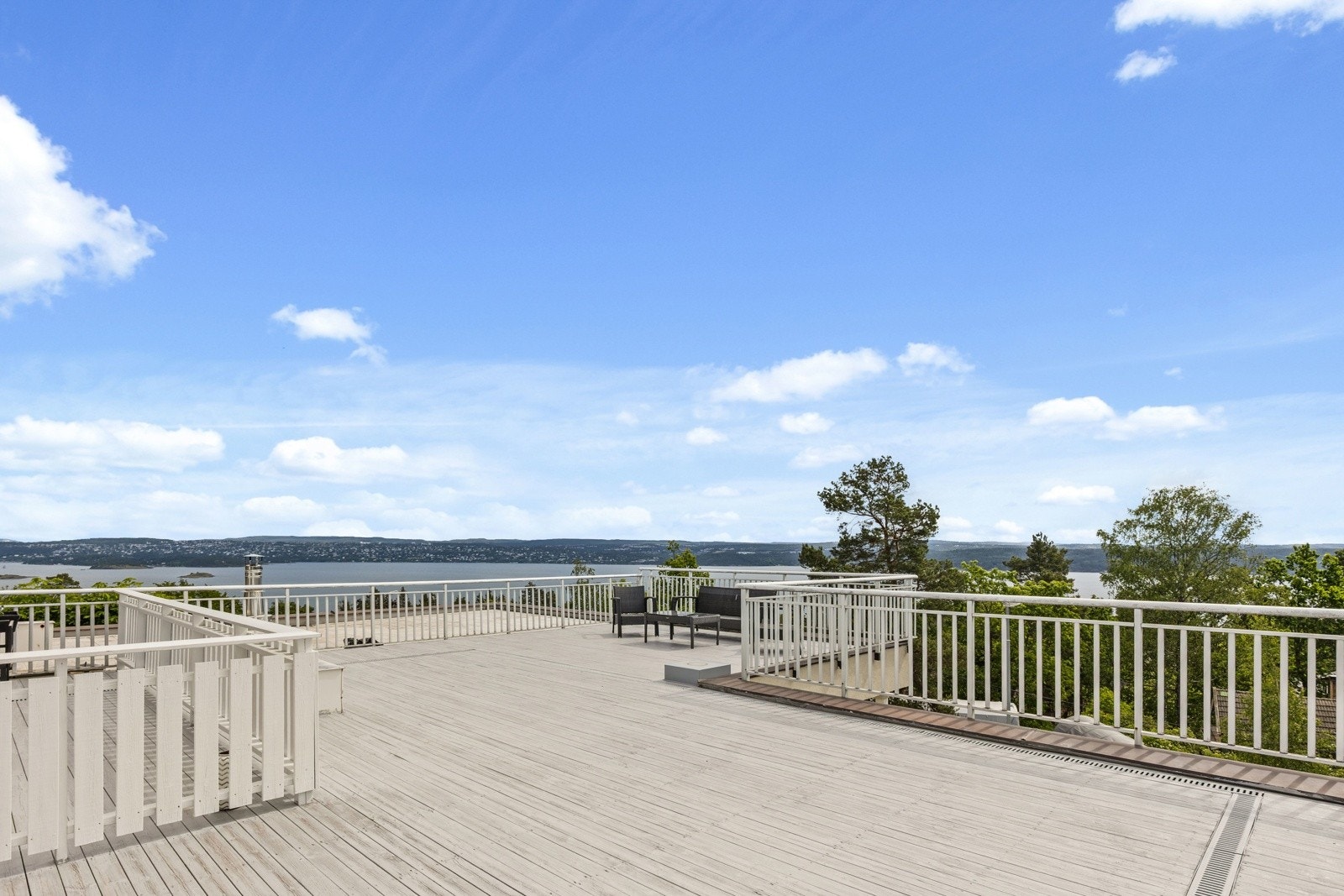 Stor felles takterrasse med fantastisk langstrakt utsikt. Galleribilde