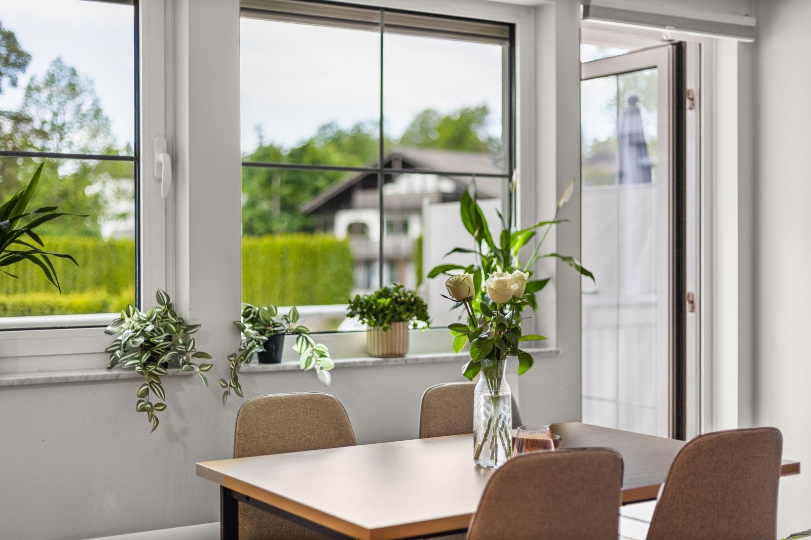 Leiligheten er utsmykket med store vindusflater som gir rikelig med naturlig lysinnslipp. Galleribilde