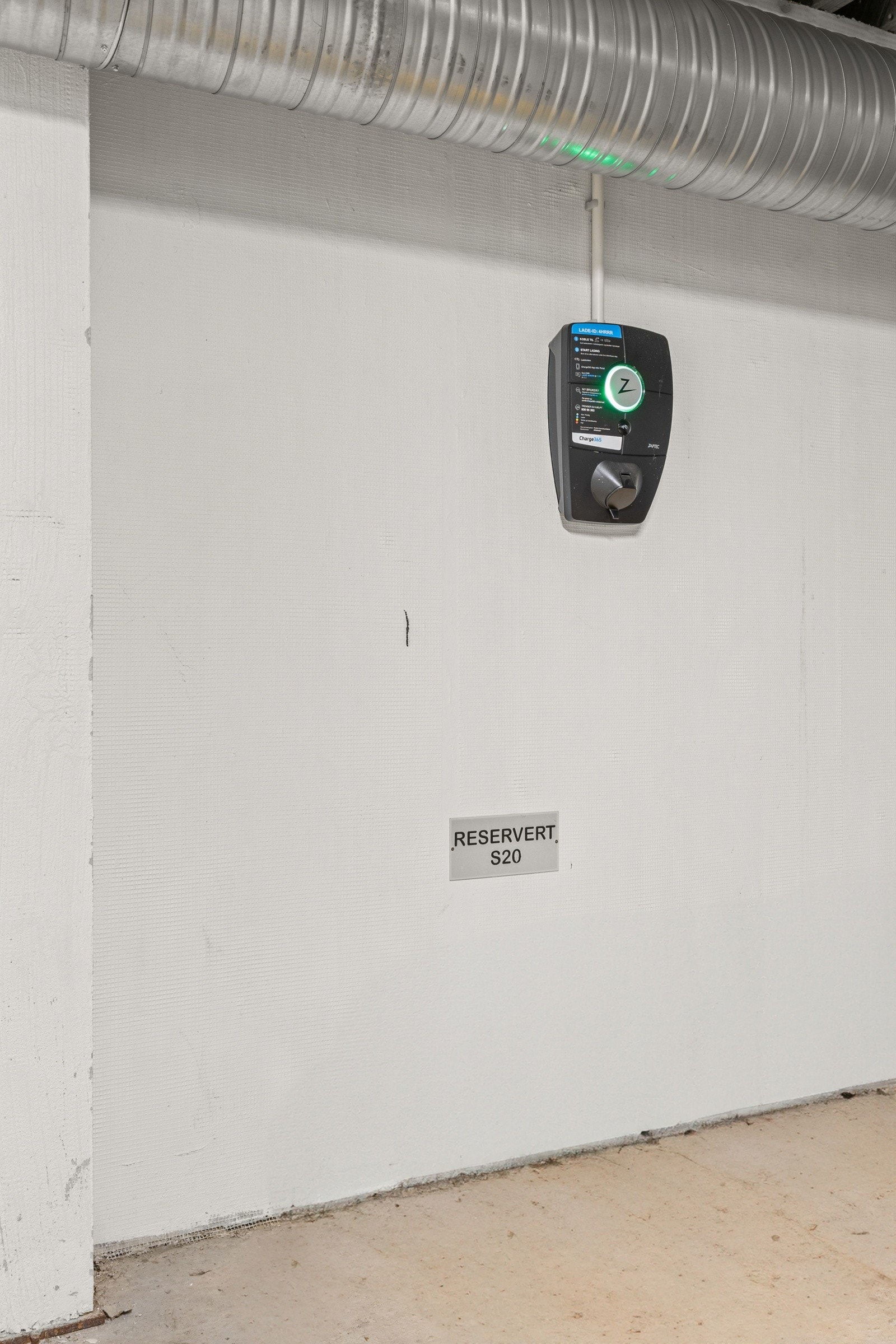 Lader for el-bil er montert - svært lettvint for nye eiere. Galleribilde