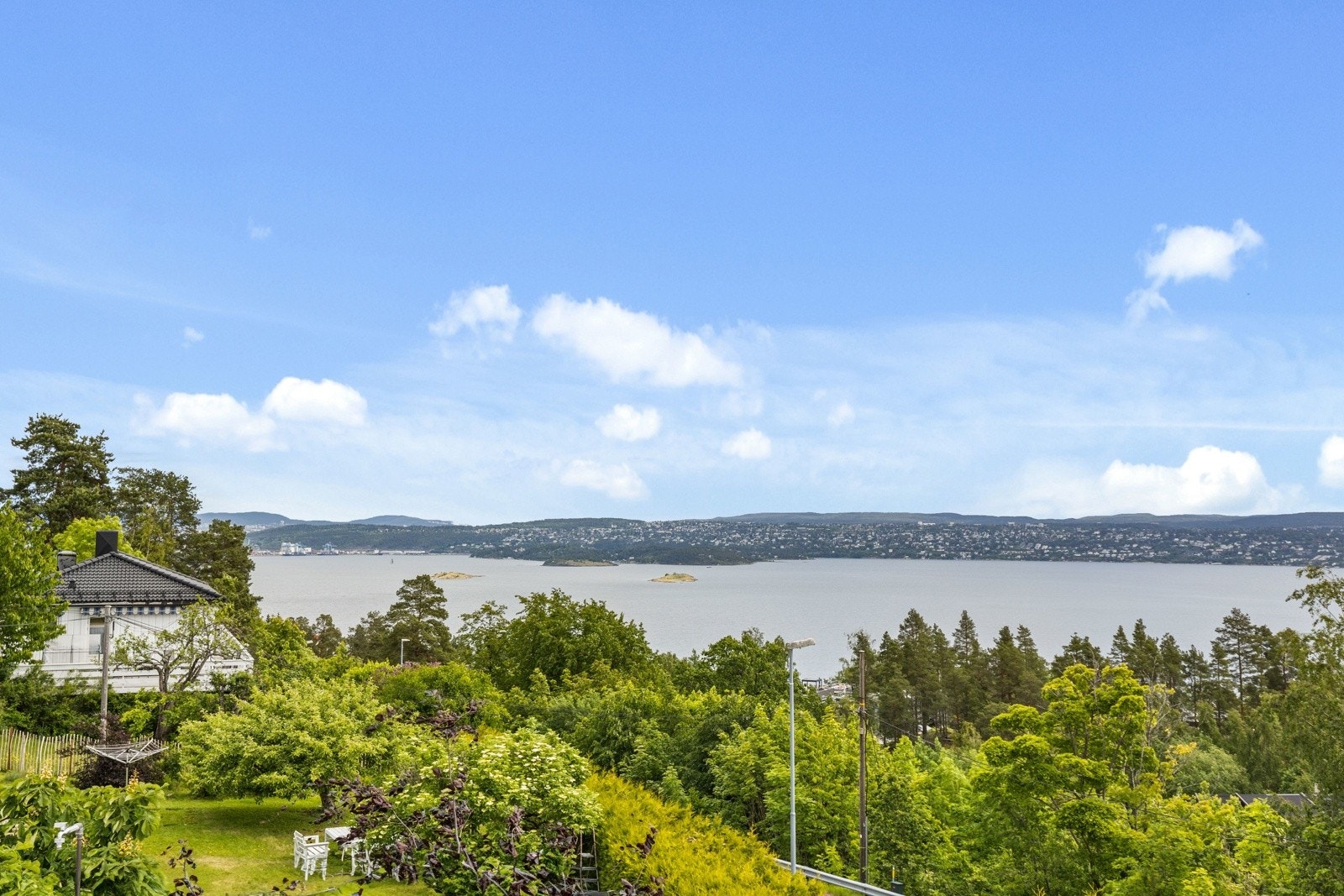 Panoramautsikt over fjorden og hovedstaden - flott og grønt område. Galleribilde