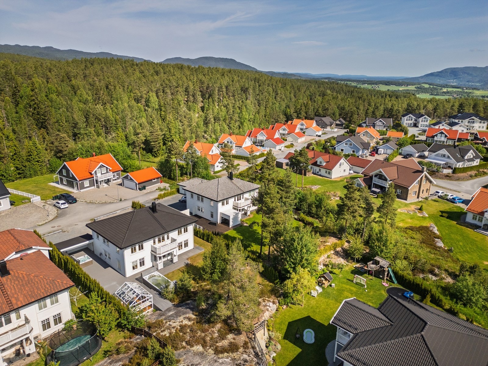 Orrhanemyra 22 har en svært god intern beliggenhet, skjermet og uten innsyn på Ormåsen. Galleribilde