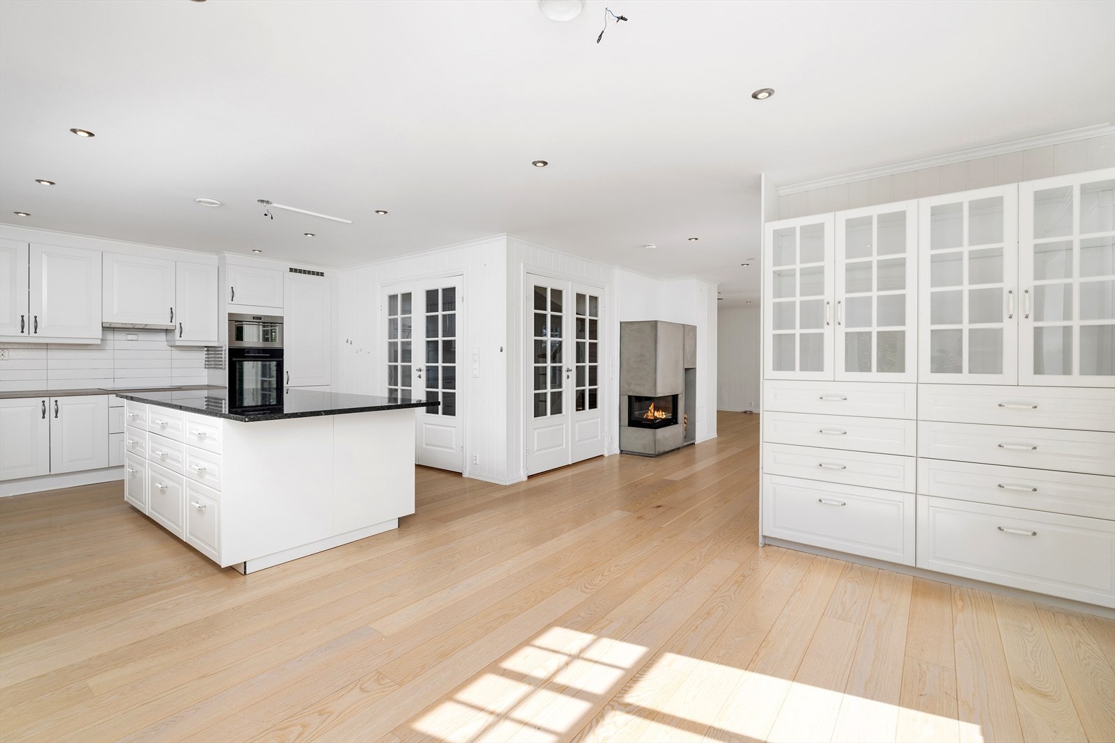 Kjøkkenet bærer et harmonisk samspill mellom eleganse og funksjonalitet. Galleribilde