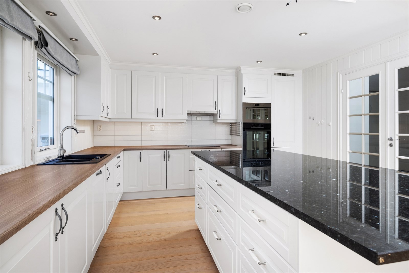 En gjennomtenkt plassering og den romslige løsningen, gjør kjøkkenet til et praktisk og hyggelig sted å lage mat. Galleribilde