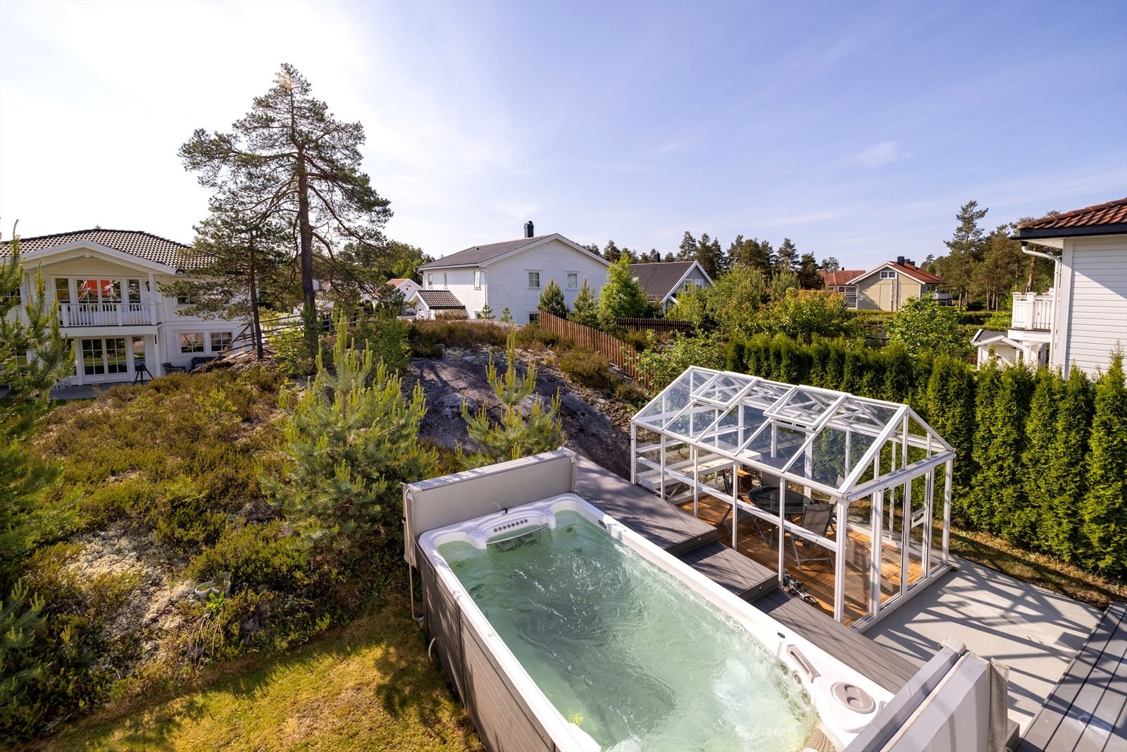 Eiendommen har en særdeles flott tomt, med skjermede og påkostede uteområder som er meget pent opparbeidet. Galleribilde