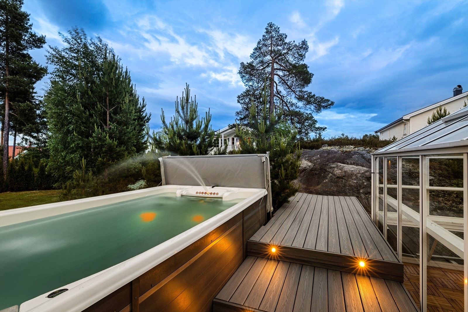 Boligens uteområder er meget pent opparbeidet med motstrømsbasseng og Jacuzzi, samt fin hage med mye boltreplass. Galleribilde