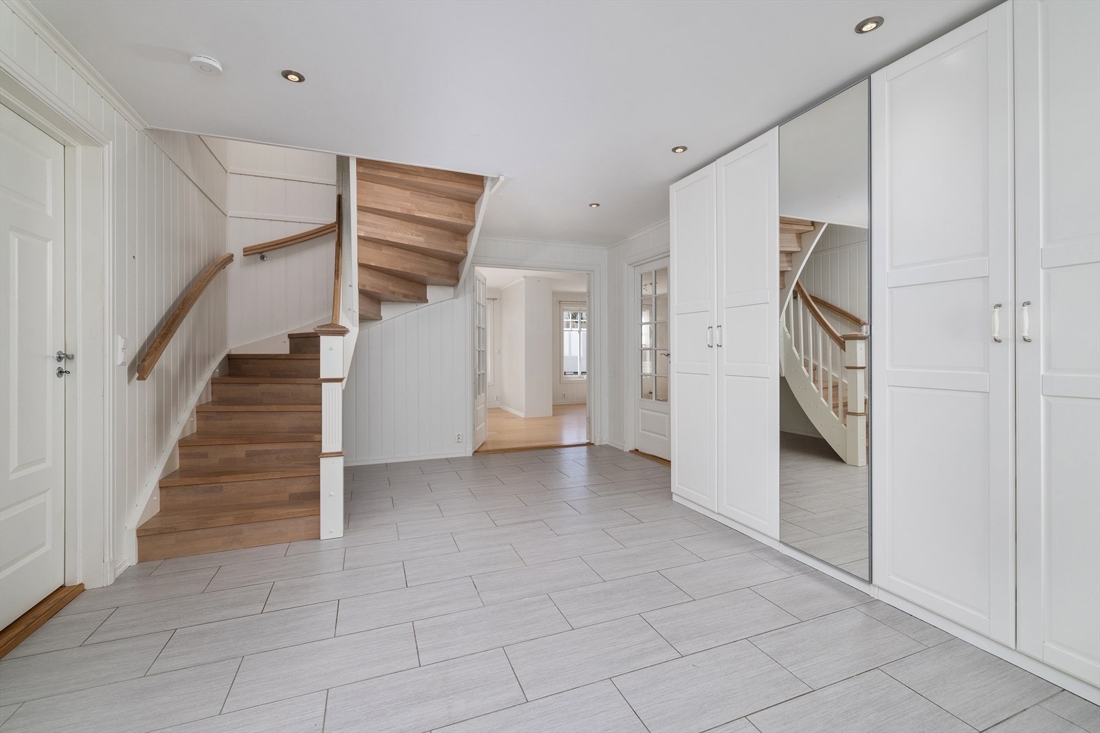 Videre kommer en inn til boligens innbydende entré med god plass til oppbevaring av klær og sko i garderobeskap. Galleribilde