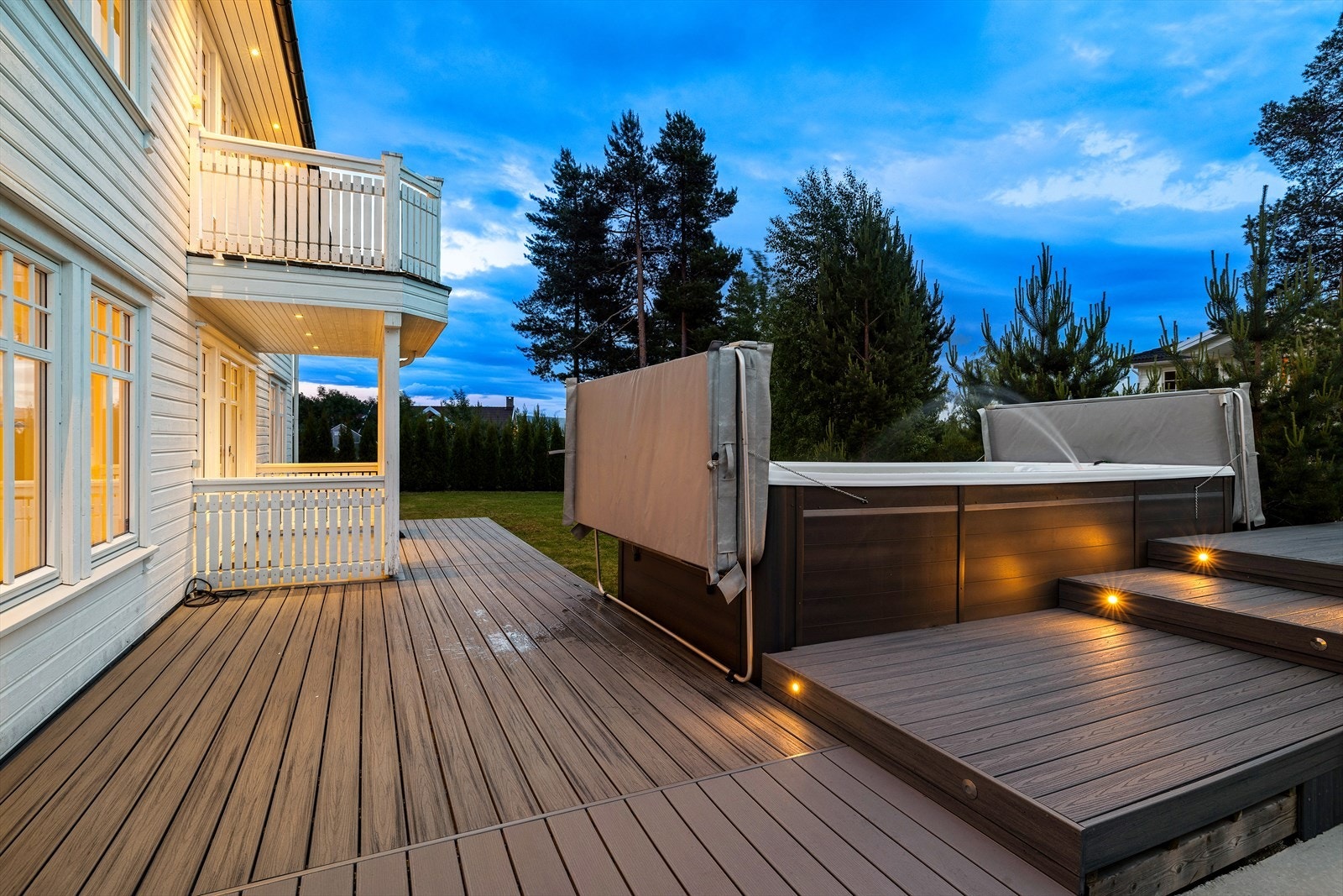 Terrassen kan møbleres med flere møbleringssoner der en kan invitere hele vennegjengen til en uforglemmelig sommerkveld. Galleribilde