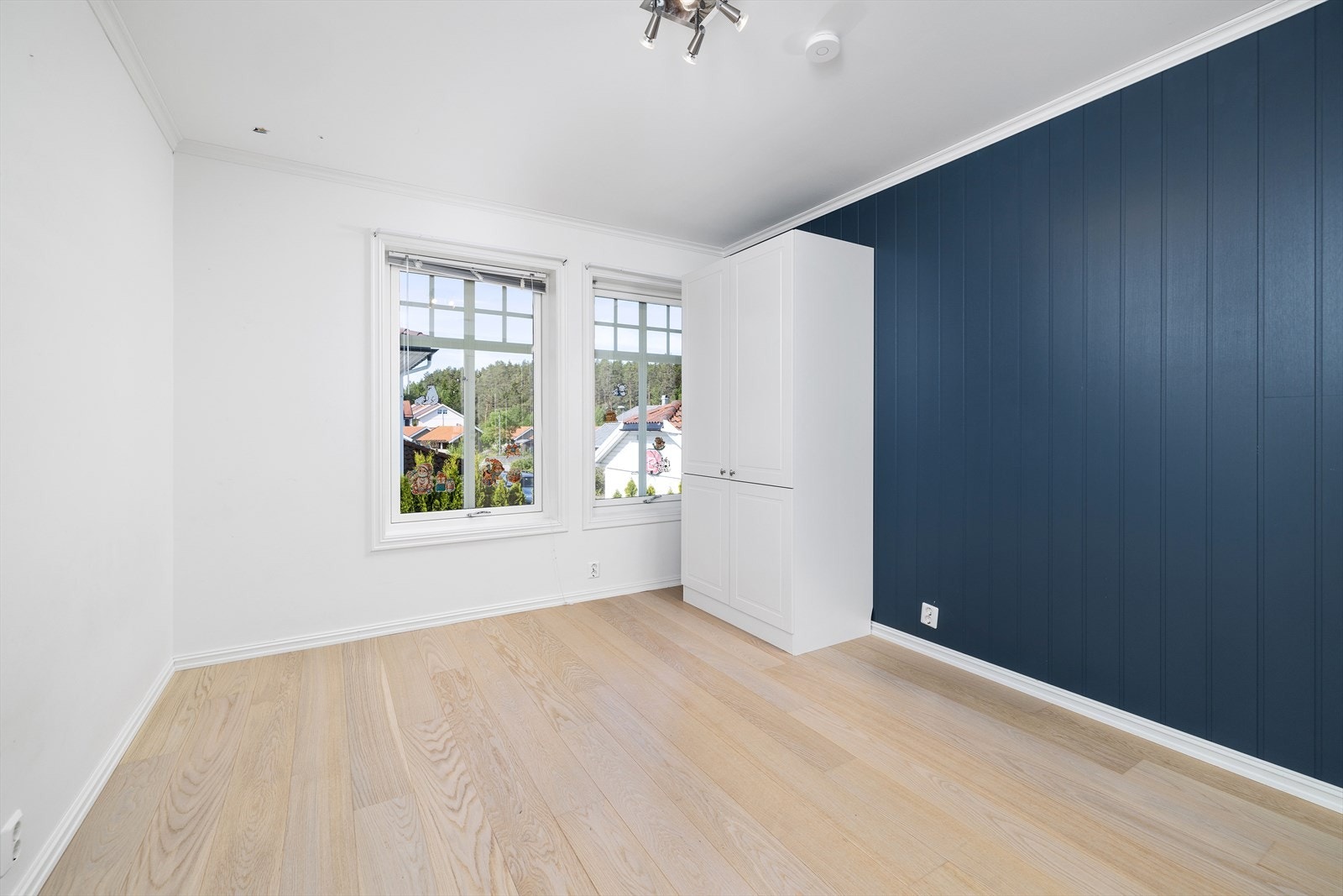 Store og gode vinduer bidrar til godt med lys og luft inn. Galleribilde