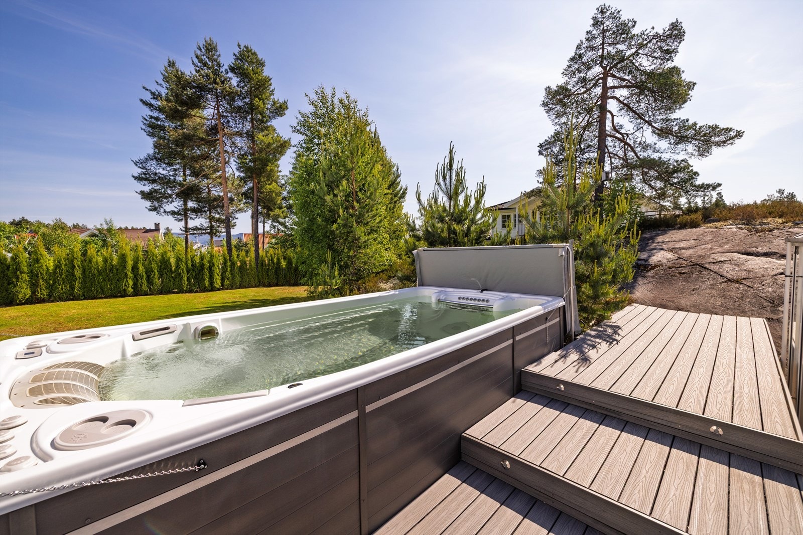 Uteplassen har et deilig motstrømsbasseng og Jacuzzi som kan benyttes ved varme sommerdager. Galleribilde