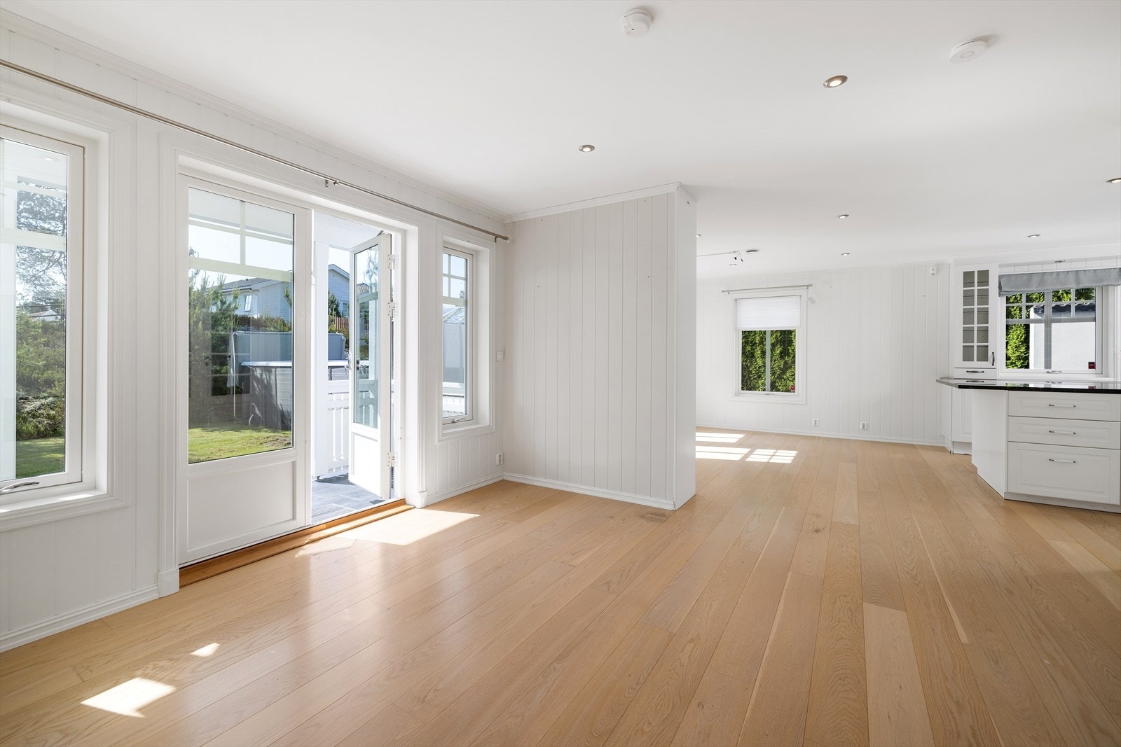 Det stilrene designet med skaper et perfekt førsteinntrykk av boligen! Galleribilde