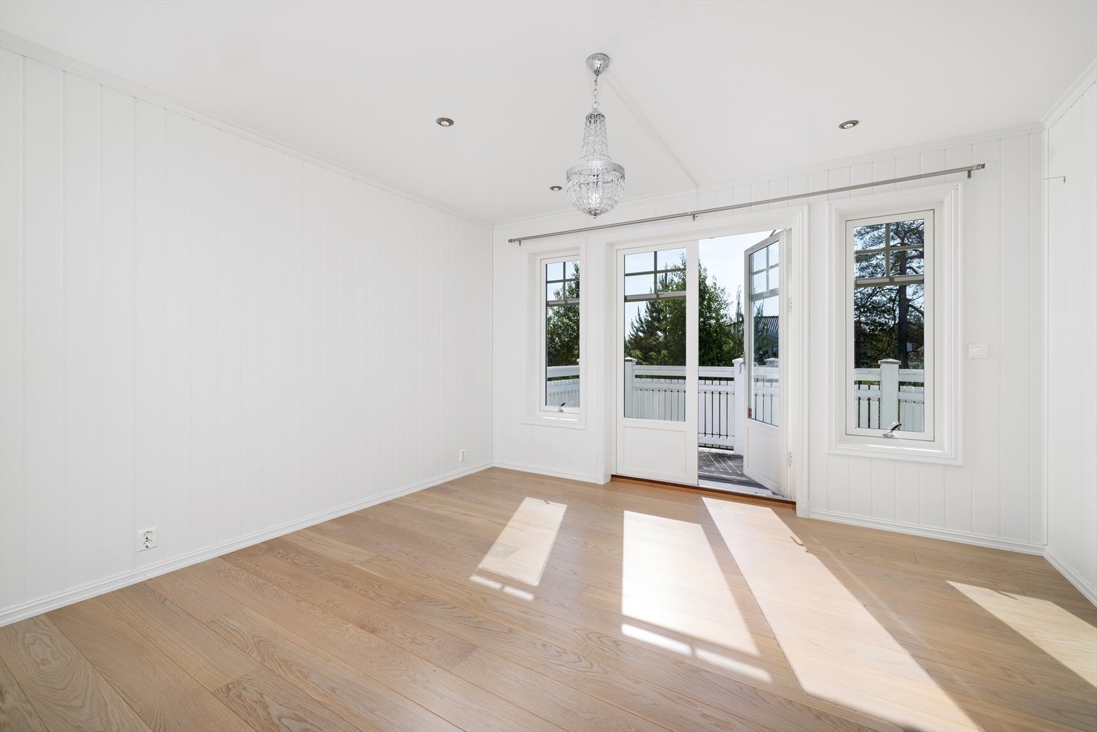 Stuen i 2.etasje har 1-stavs parkett på gulv, panel på vegger malt i hvite fargetoner. Galleribilde