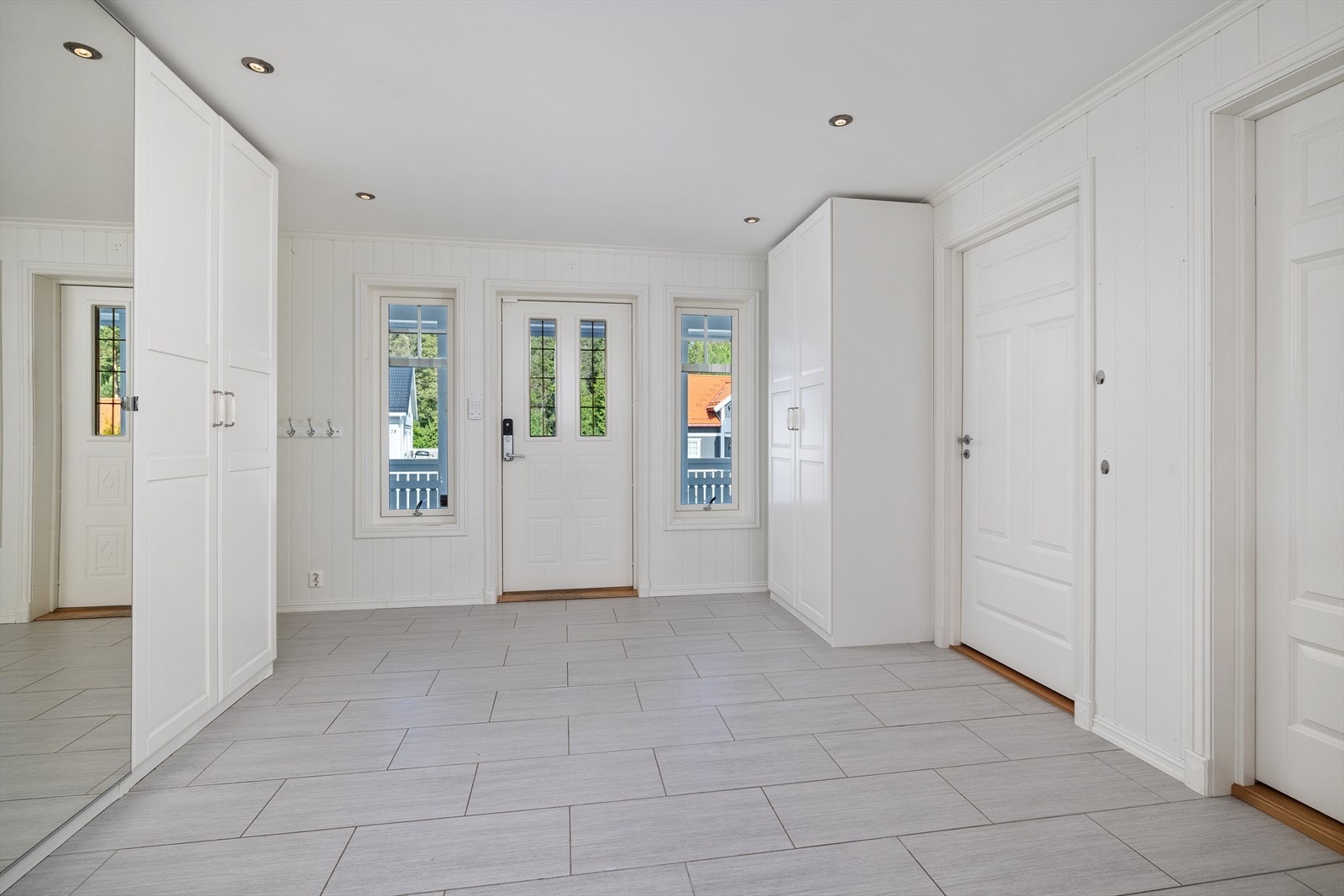 Man ønskes velkommen inn gjennom en inngangsdør med praktisk kodelås fra Yale doorman. Galleribilde