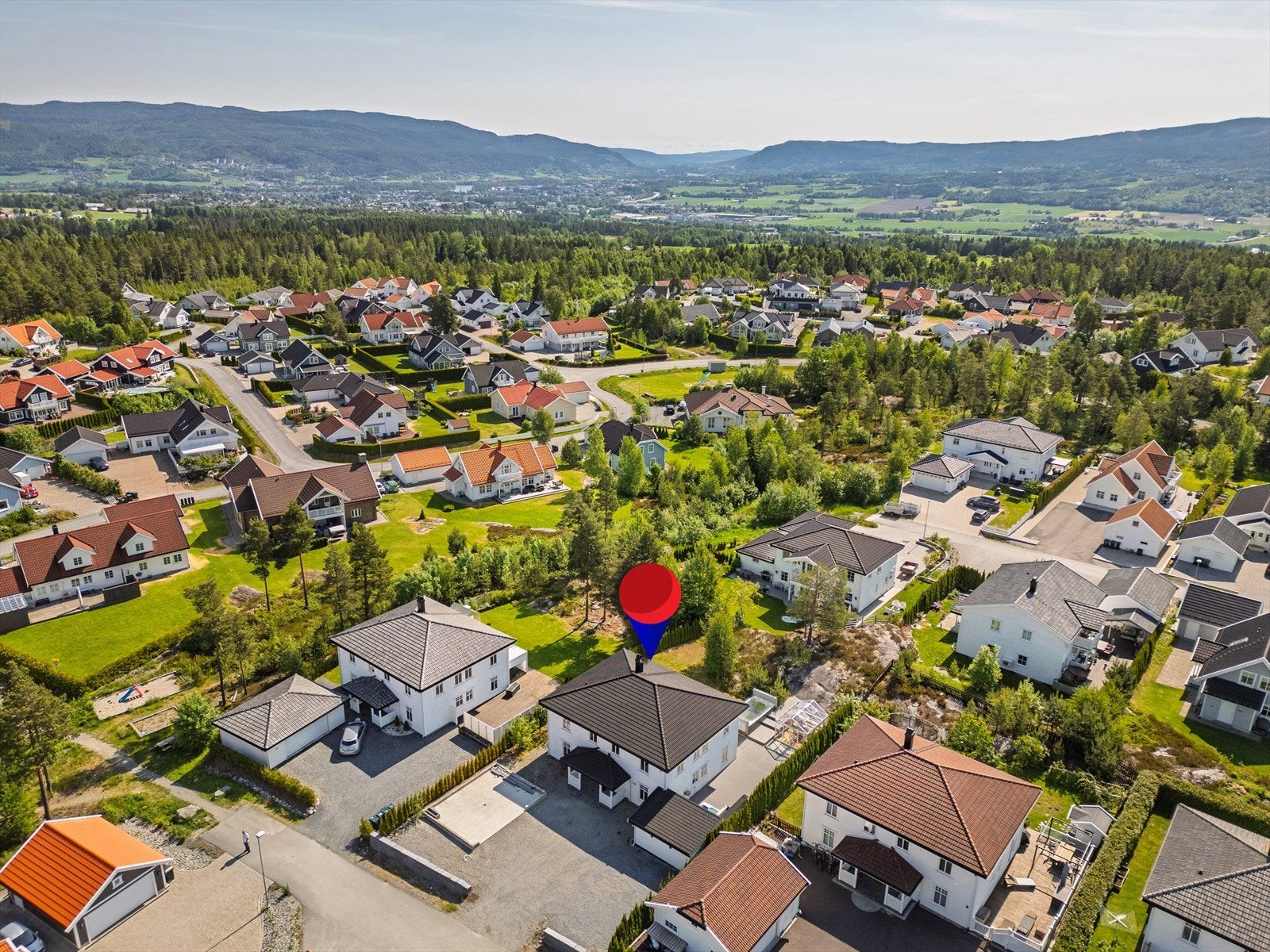 Boligen ligger solrikt og trygt til i et svært barnevennlig boligfelt med nærhet til skole, barnehage og flotte turområder. Galleribilde